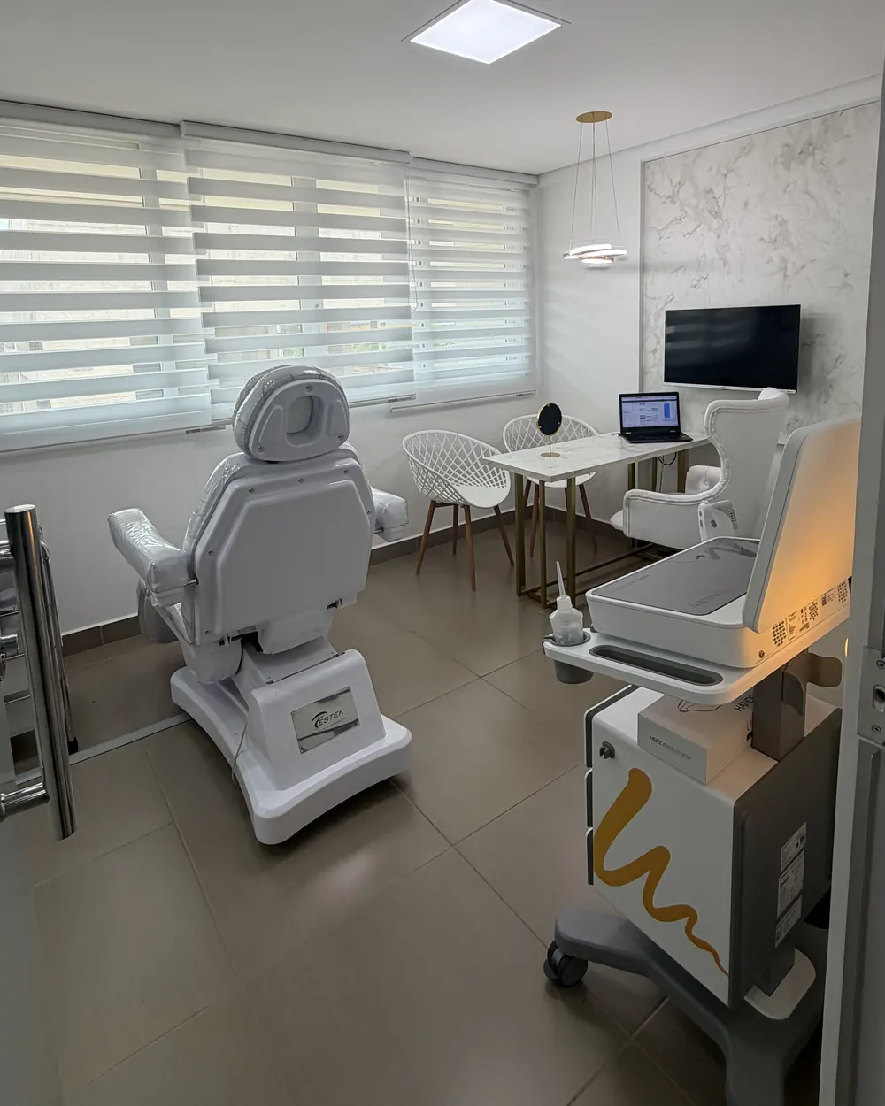 Sala de procedimentos com equipamentos